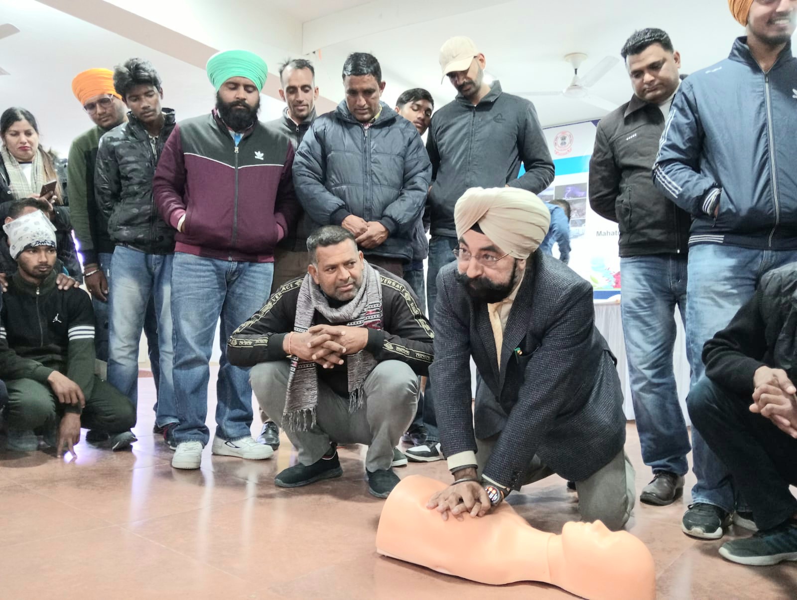 आपदा मित्र योजना के तहत सीपीआर एवं फायर हैंडलिंग का प्रशिक्षण दिया गया